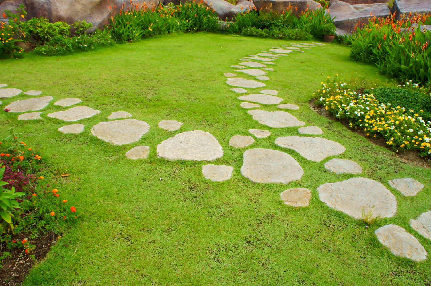 Kamienna ścieżka w ogrodzie